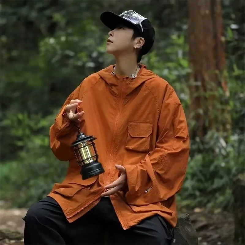 

Весенне-осенняя новая мужская корейская версия, однотонная легкая куртка с капюшоном и несколькими карманами, модная стильная куртка для пар