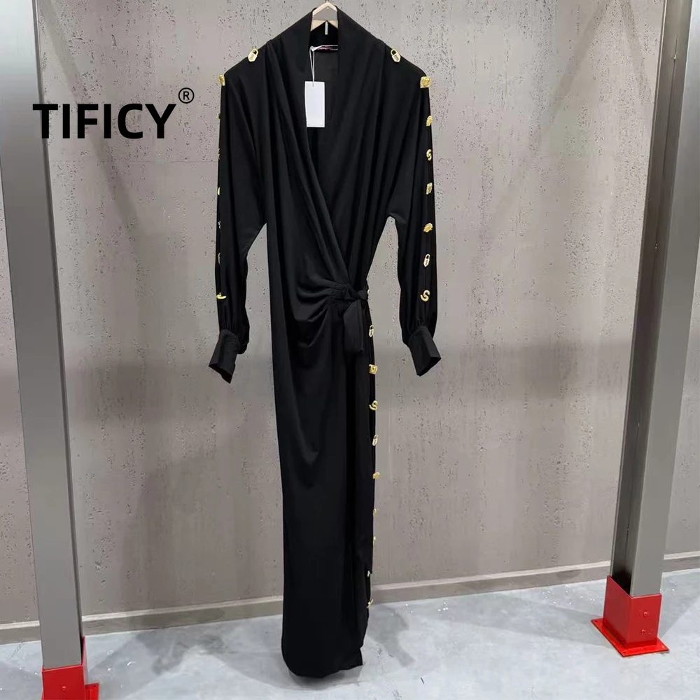 High-Street-Mode: Neues elegantes Damen-Maxikleid mit Schnürung an der Taille und Metallapplikationen im Heavy-Industrie-Stil