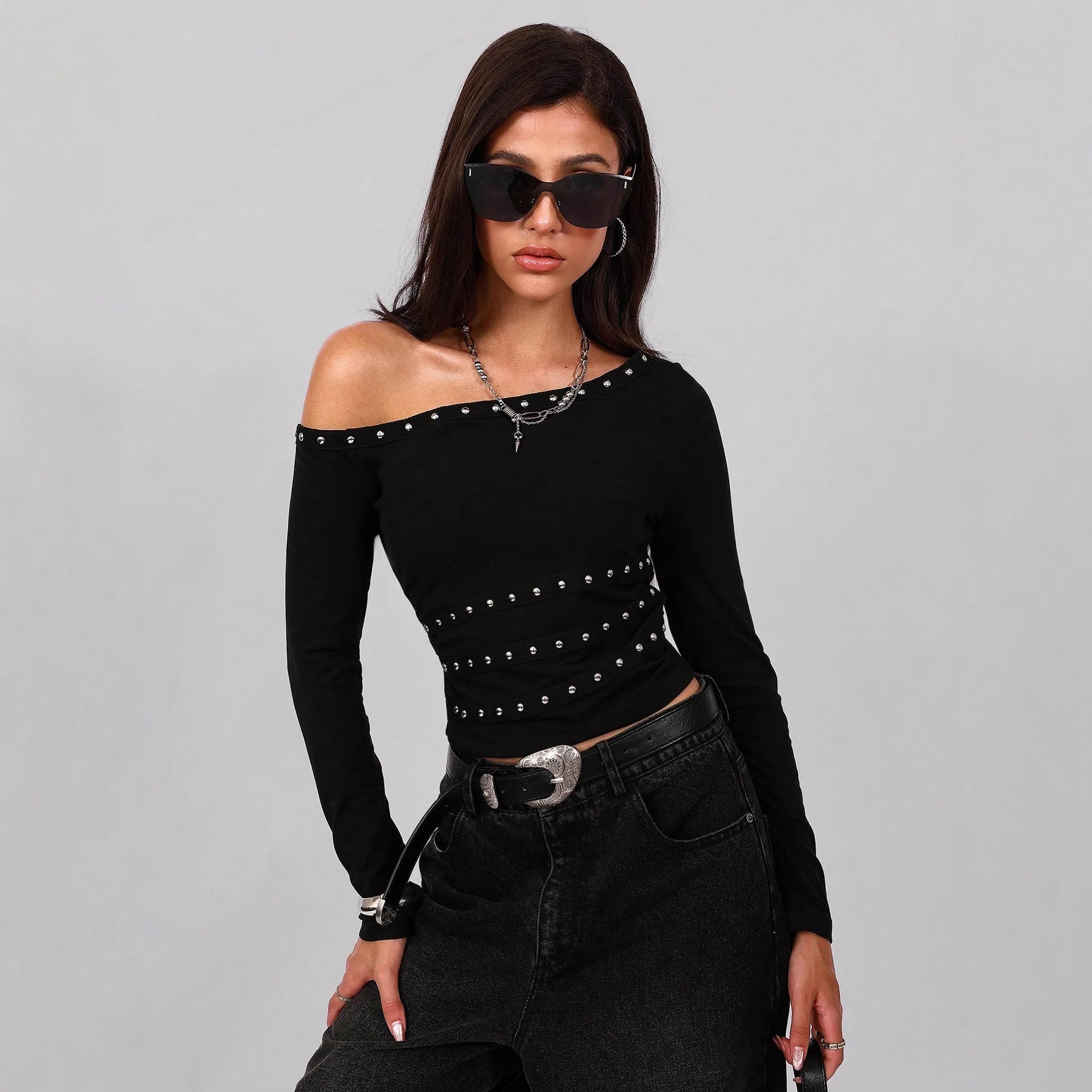 

2025 New Winter Slim Fit Metal Strap Decorated T-Shirt Fashion Style Long Sleeve Polyester Pure Color Short Length Rivet