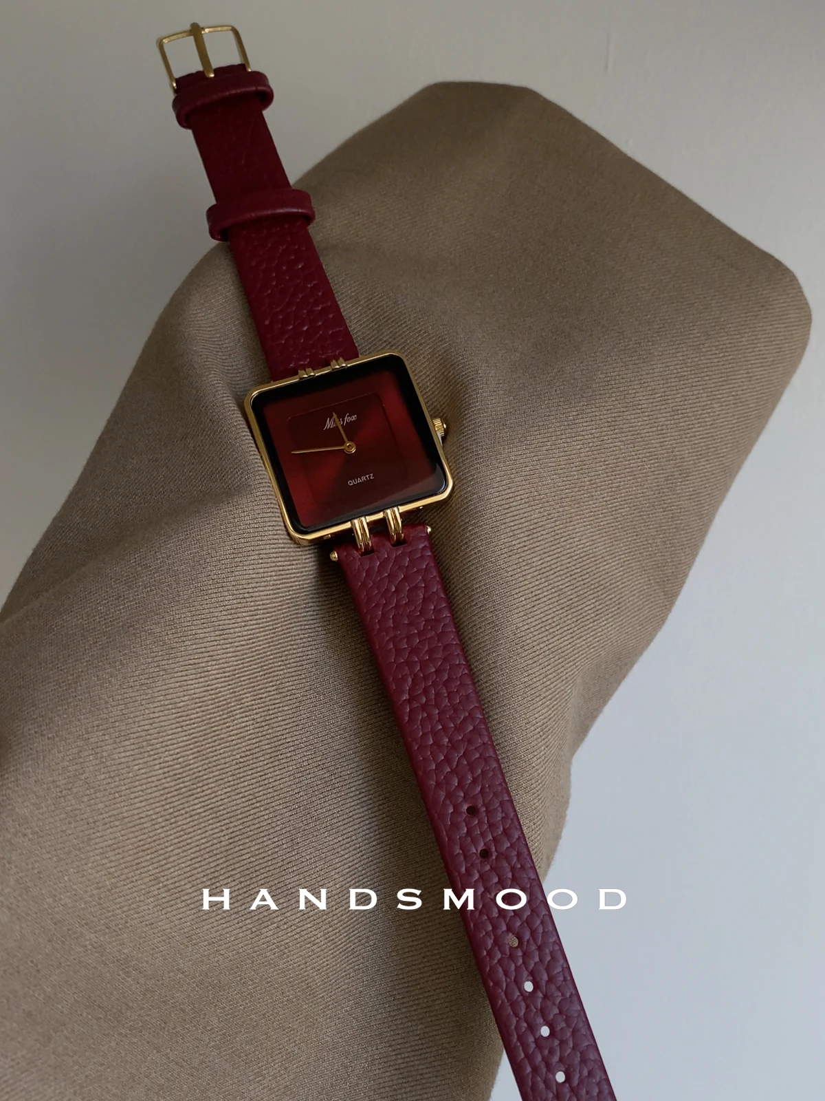 ساعة كوارتز جلدية فاخرة مربعة حمراء كبيرة الحجم عصرية بمزاج أبيض عالي الجودة هدية عيد ميلاد للنساء