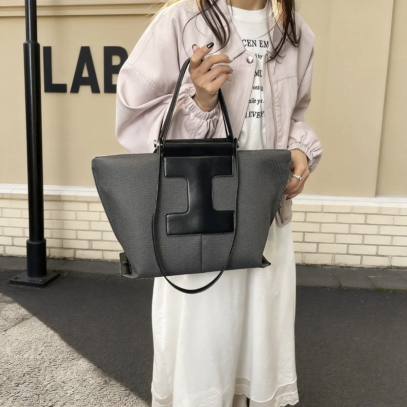 

Винтажная сумка-тоут Statement SS 2026: Вместительная сумка через плечо в стиле бохо-шик, уникальный модный аксессуар