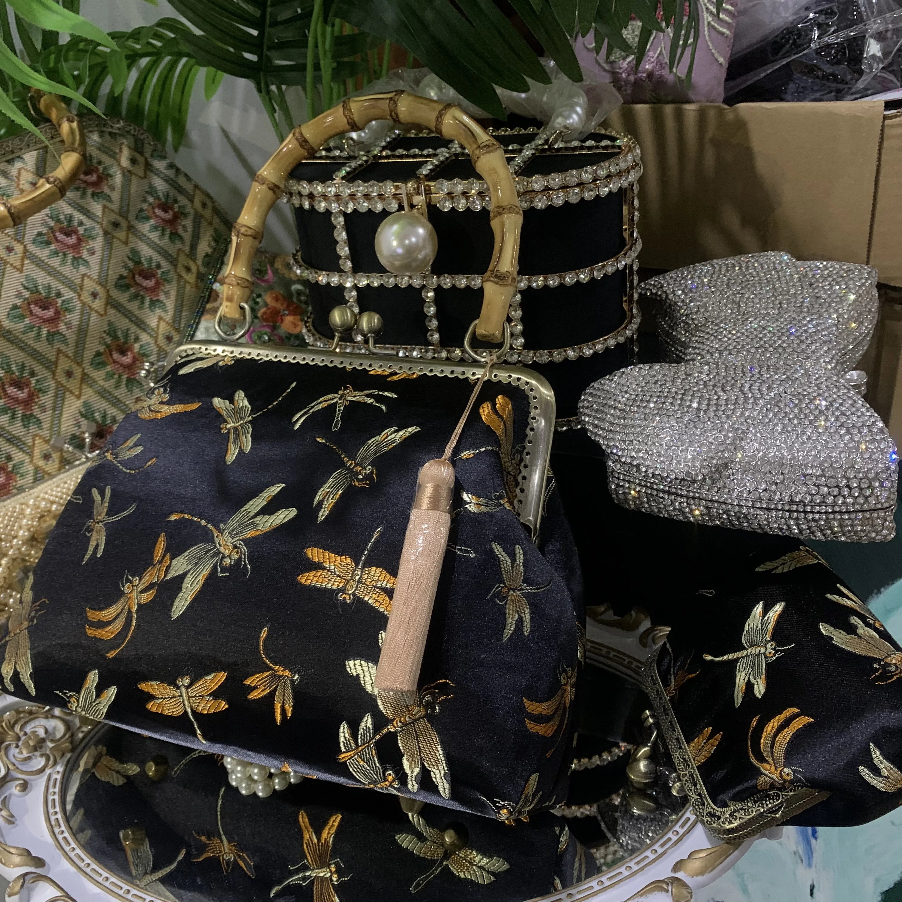 

Потерянная винтажная ткань со стрекозой. Аппликации. Винтажная бамбуковая сумка с замком «Поцелуй» плюс кошелек.