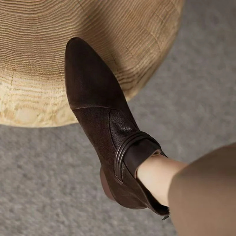 ​ 2025 خريف شتاء جديد المرأة الكورية نمط أشار تو حذاء من الجلد-كعب مكتنز الحد الأدنى أحذية الموضة تصميم سستة الظهر