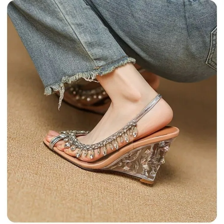 Atemberaubende Beinverlängerung! Transparente Strass-Peep-Toe-Keilsandalen, Urlaubs-High-Heels, Kristallschuhe