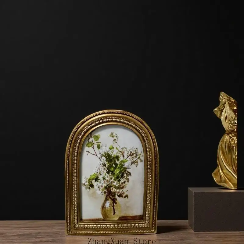 Gewölbter Bilderrahmen aus Kunstharz für Fotos und kleine Kunstdrucke mit antik verziertem Rand für – Detail 3