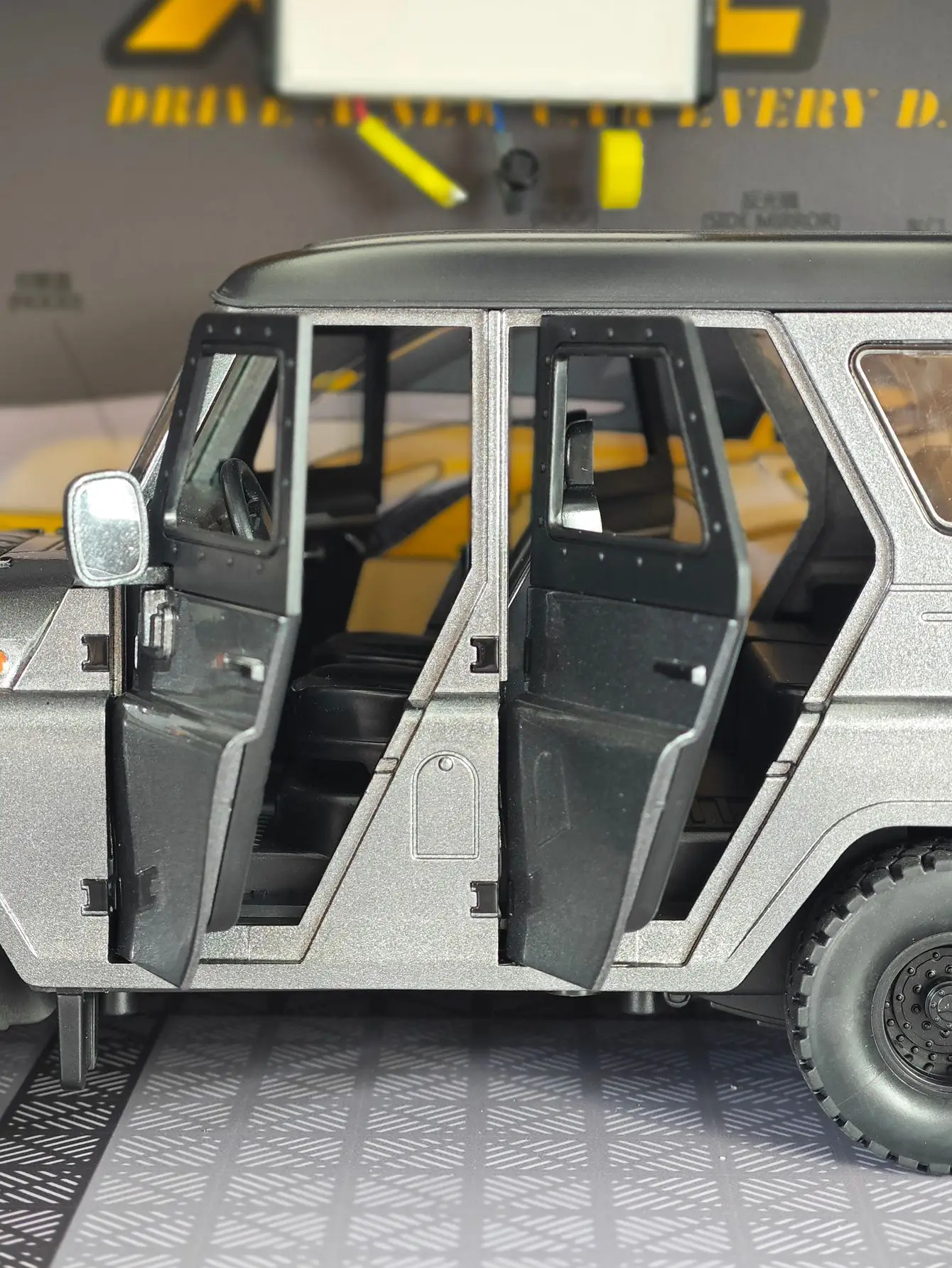 1:18 하드 코어 오프로드 차량 합금 자동차 모델 음향 광학 풀백 어린이 장난감 문과 후드 트렁크를 열 수 있습니다