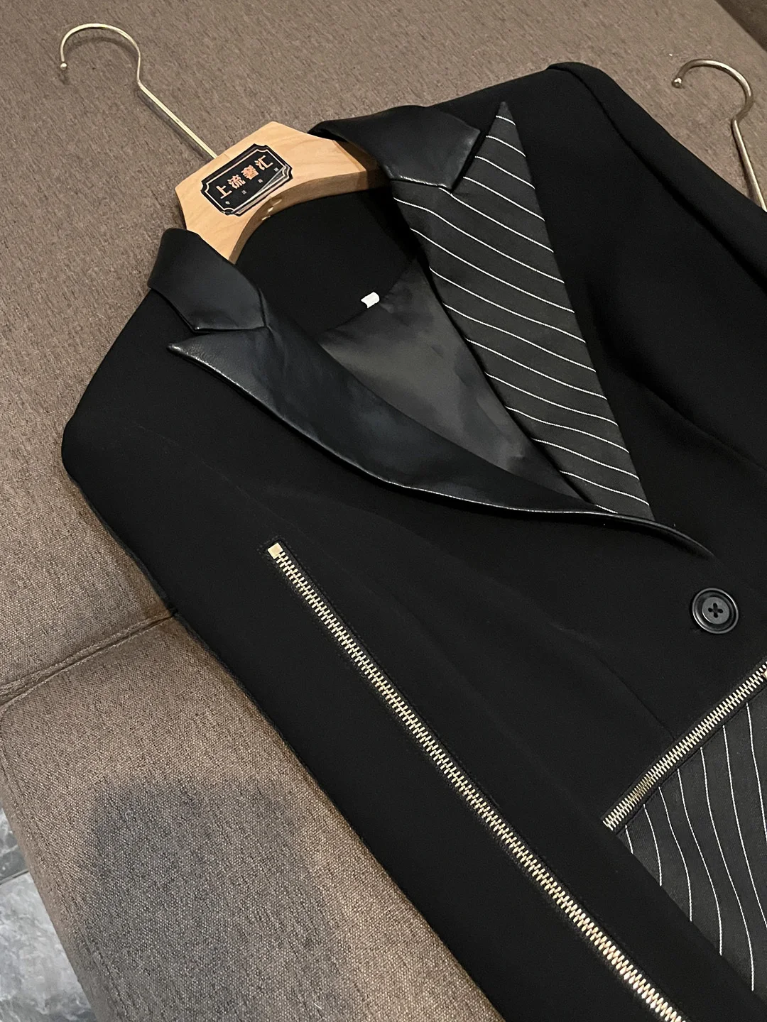 Abito da donna Briti Sle a righe color sangue di fascia alta Jaet Decorazione con cerniera in metallo Vita dimagrante Abbigliamento da lavoro professionale