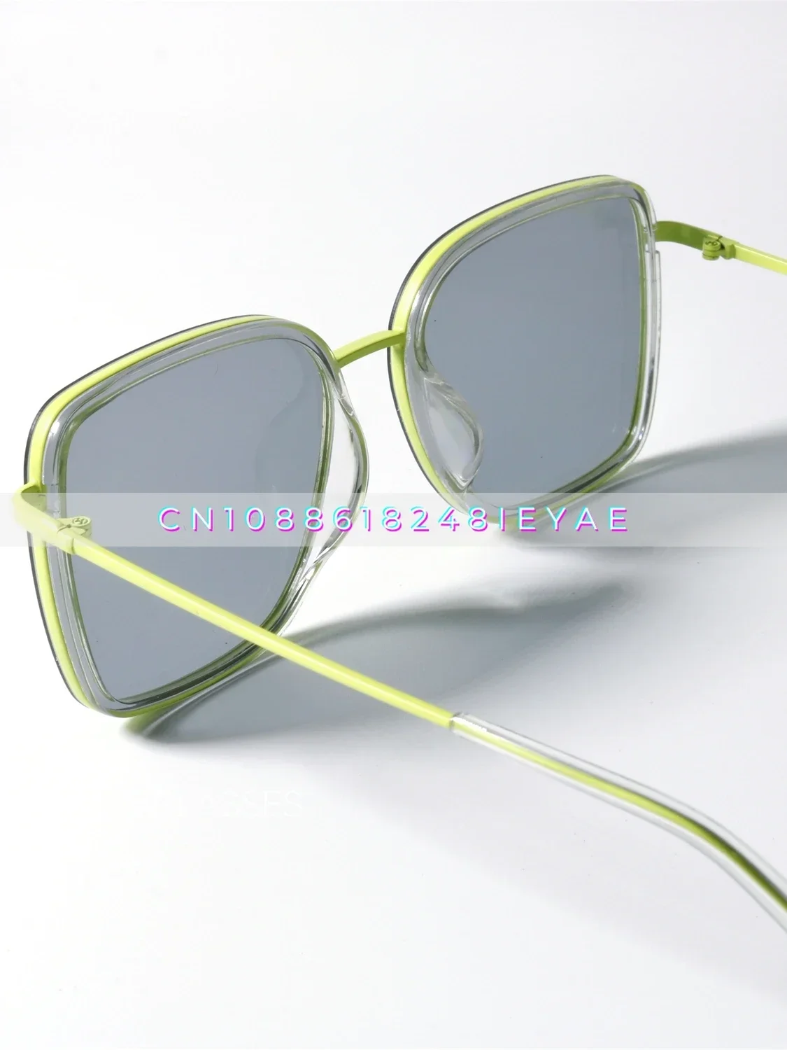 Gafas de sol en capas con caja Protección UV UV400, textura simple de alta gama, gafas de sol verdes fluorescentes de nicho
