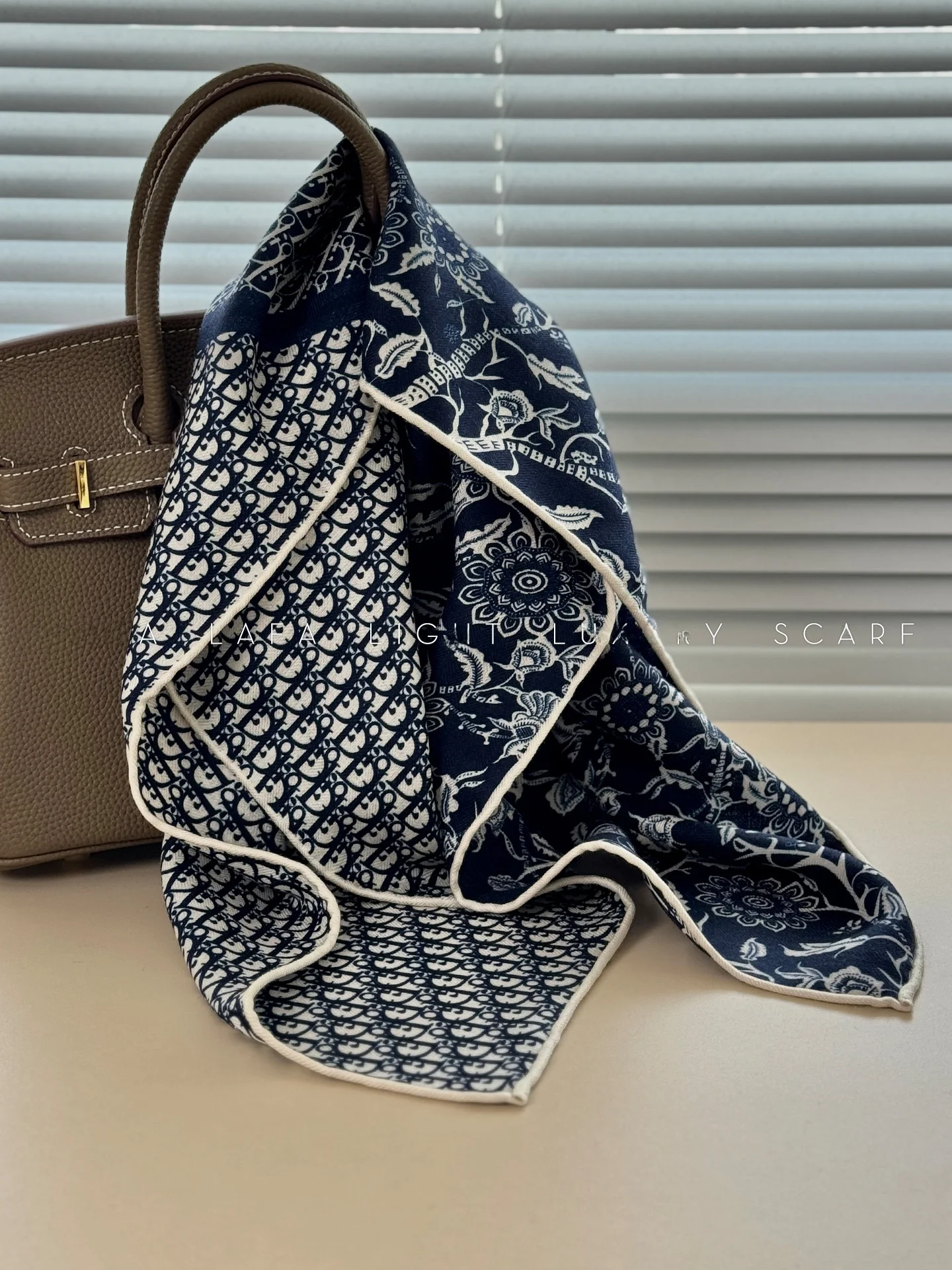 Echarpe-en-soie-et-laine-a-motifs-floraux-et-lettres-pour-femmes-ideale-pour-le-printemps-et-l’ete-parfaite-pour-un-usage-professionnel-echarpe-carree-elegante-protege-le-cou-multifonctionnelle