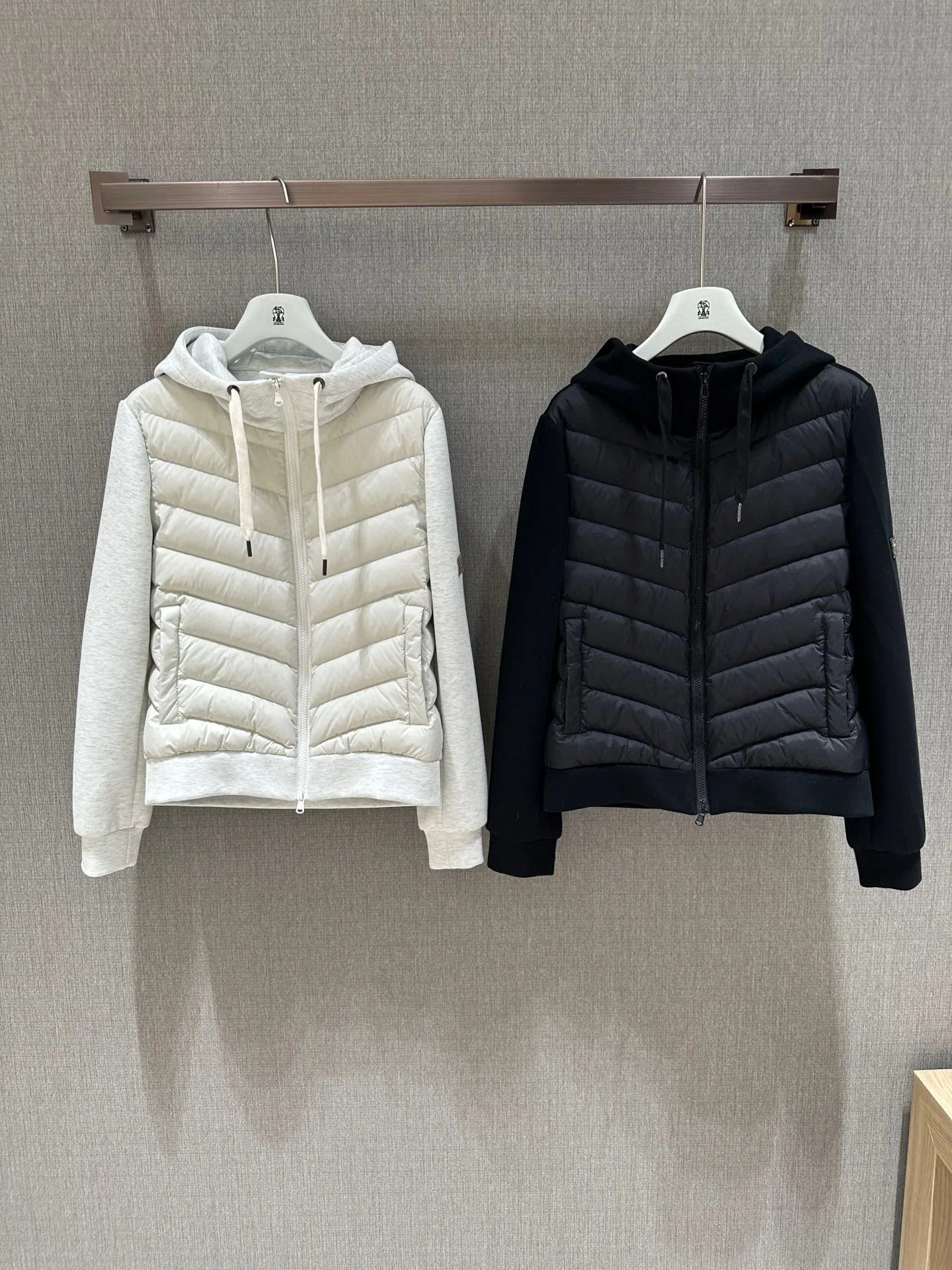 

Exquisitely beads trimmed casual hooded goose down jacket