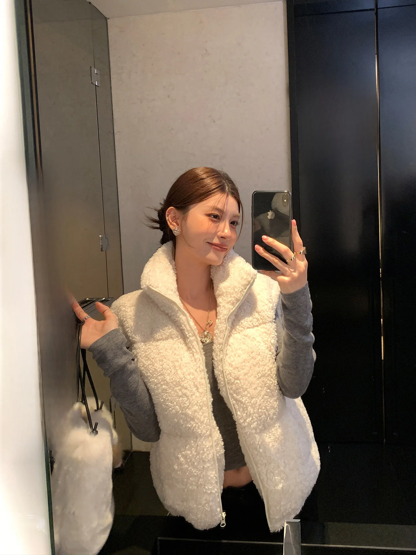 

LIONE Warm Winter eepskin Jaet Svel Cotton Filled Particle Texture Simple Versatile Eco-friendly Fur Vest for Women