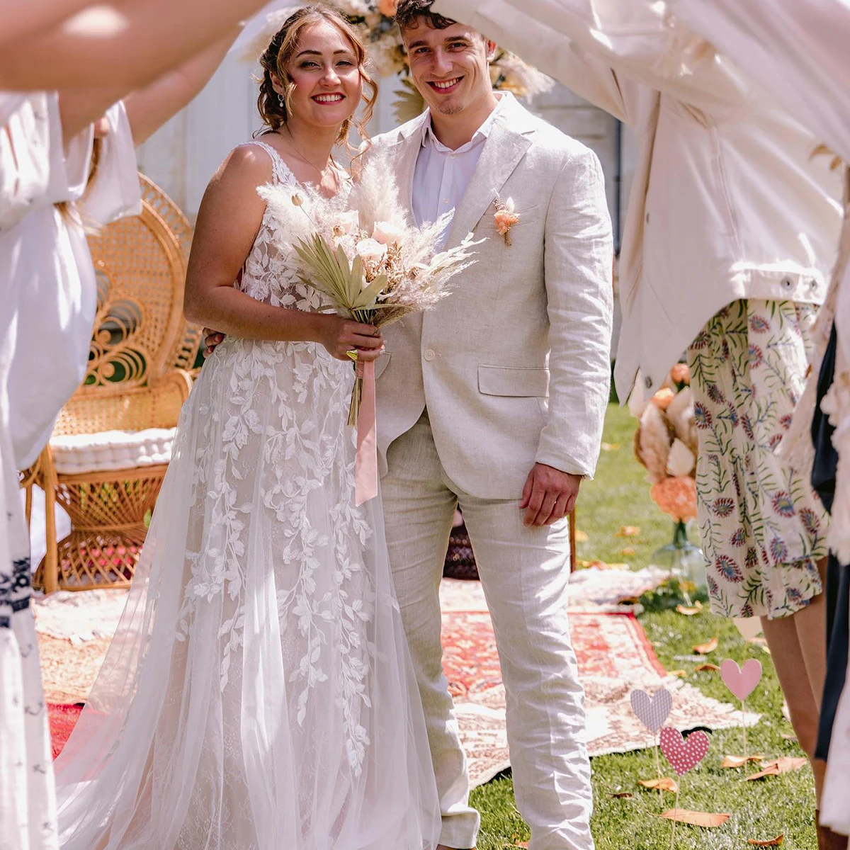 Vestido de novia rústico con cuello en V, apliques sin mangas, encaje 3D, hecho A medida, Espalda descubierta, tren de cepillo, línea A, vestidos de novia de princesa