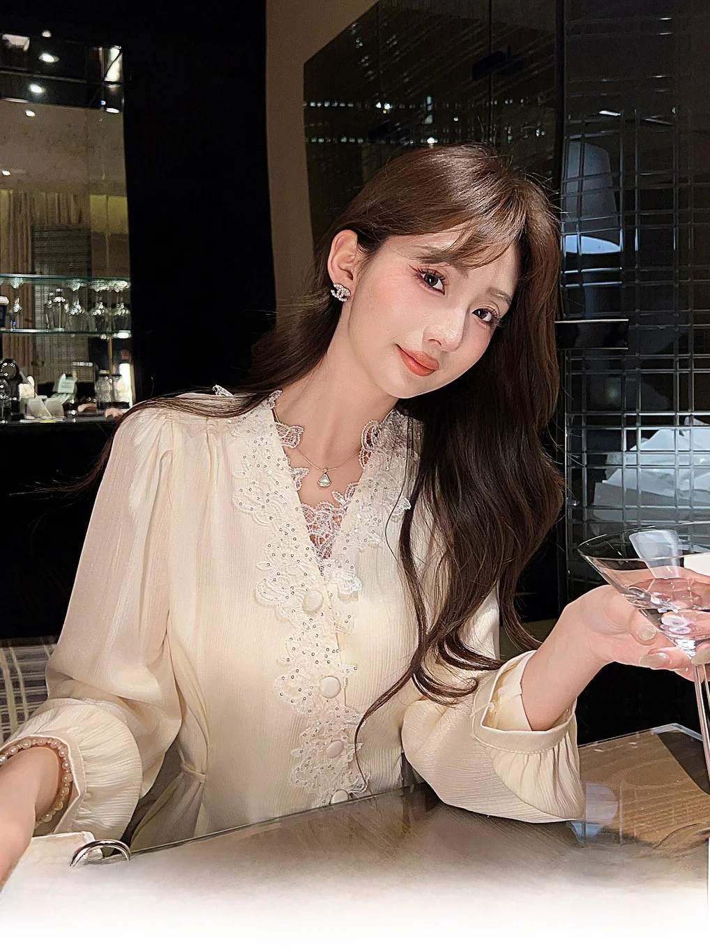 

Xingzi Zhang【Xiangxielvguang】Elegant V-neck Waist-cinched Silk Shirt Women's Spring New Unique Top French Style Fit Long Sleeve