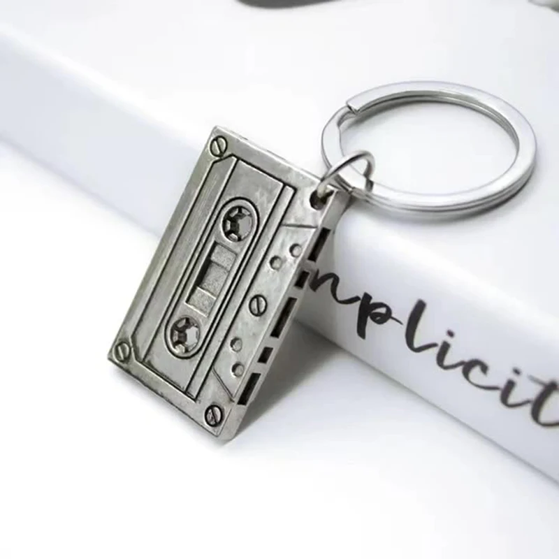 Image of 1/2 Stück Retro Kassetten-Schlüsselanhänger aus Metall, Anhänger für Schlüssel, Auto-Charm, Taschendekoration, Geschenk