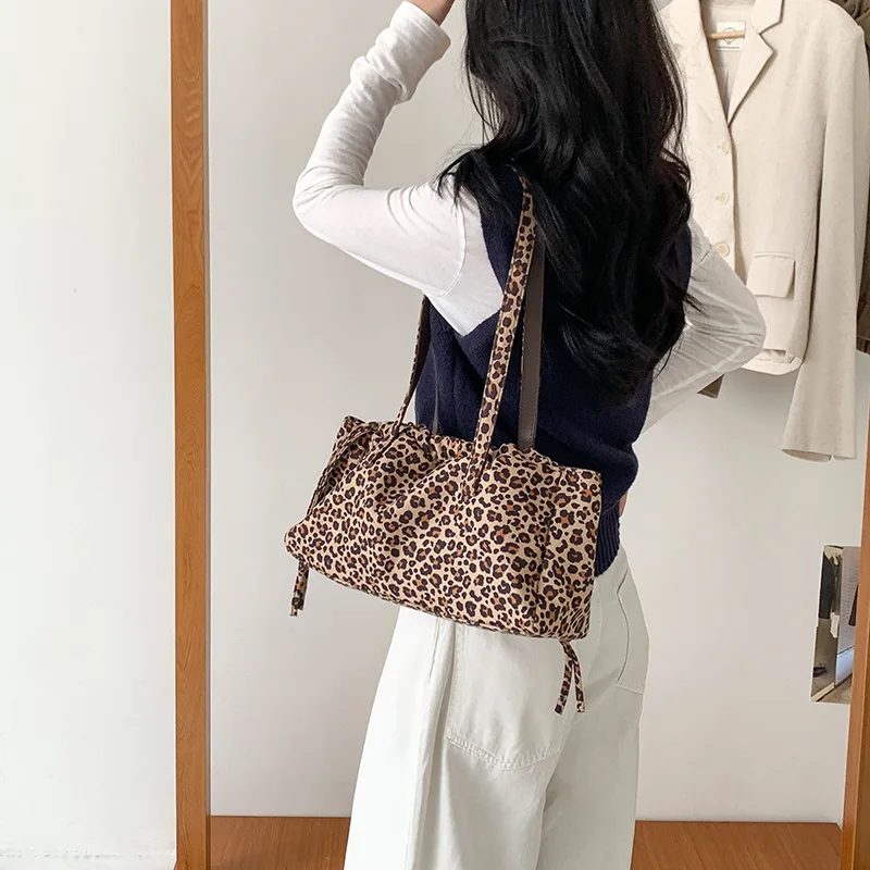 

Новинка 2025 года, корейская сумка-тоут с леопардовым принтом, большая вместительная сумка на плечо из искусственной замши для женщин, элегантный ретро-кошелек подмышками
