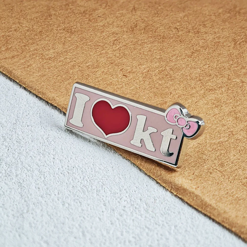 Niedliche Emaille-Pins „I Love KT“-Broschen, rosa Schleife, rotes Herz, Metall-Abzeichen, Anstecknadel für Rucksack, Jeansjacke, Geschenk – Detail 3