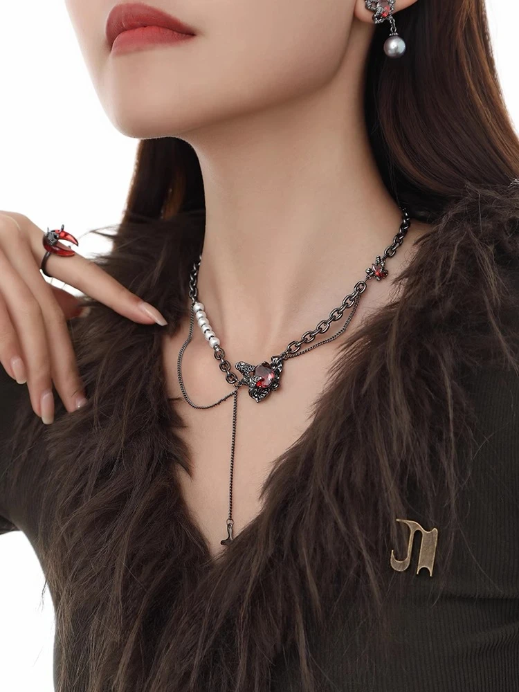 

Black Butterfly Necklace Female Original Design Personality Dark Wind Spice Girl High Sense Light Luxury Niche Clavicle Chain