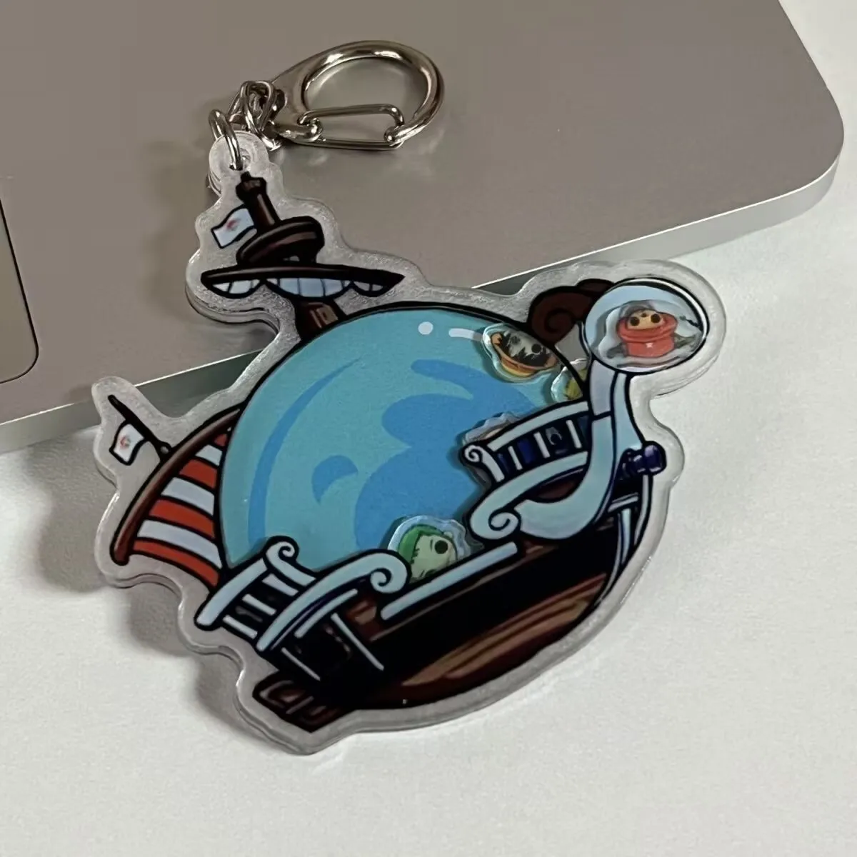 EEN STUK Luffy Piratenschip Acryl Sleutelhanger Anime Accessoire Wobble Charm Cadeau voor fans