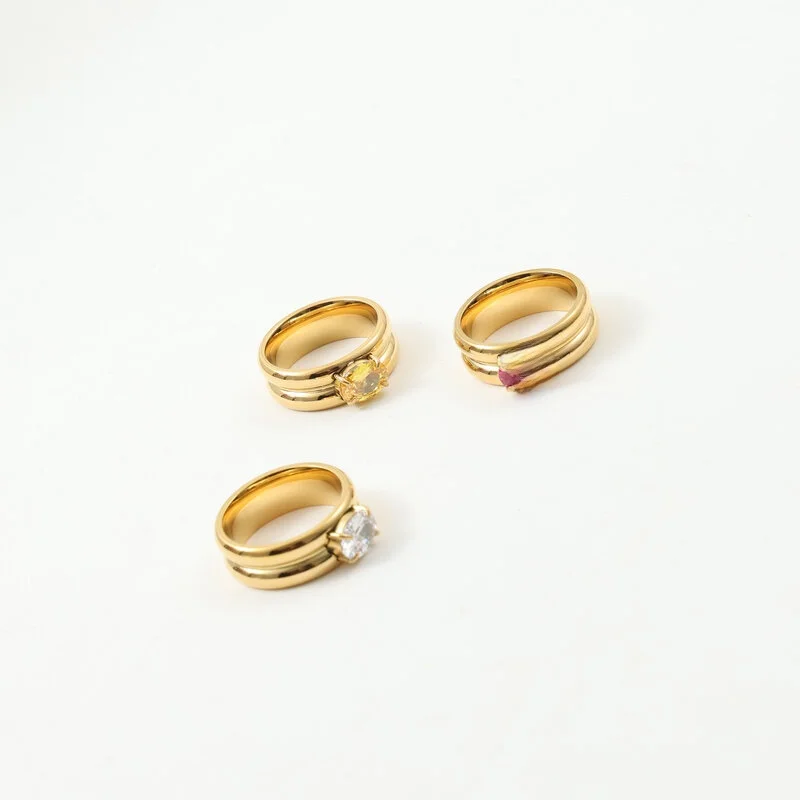 

Модное широкое кольцо из титановой стали с двойной дугообразной поверхностью и инкрустацией бриллиантами для женщин. Новинка в категории украшений.