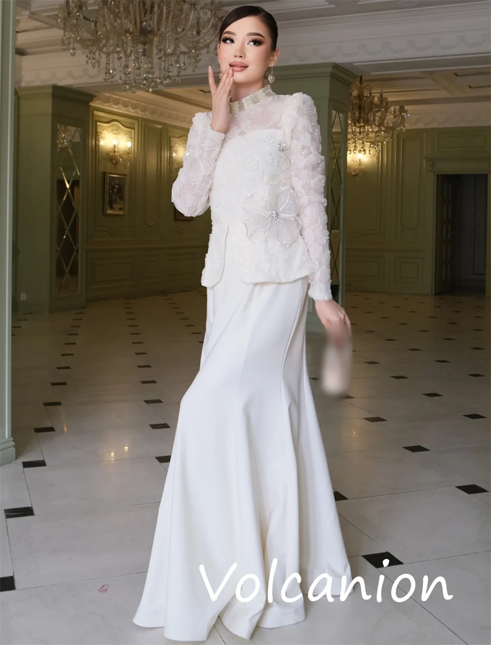 ที่กําหนดเองคลาสสิกประณีตเจอร์ซีย์ประดับด้วยเลื่อมจีบทรัมเป็ตคอสูงชุดยาว Bespoke โอกาสสบายๆ