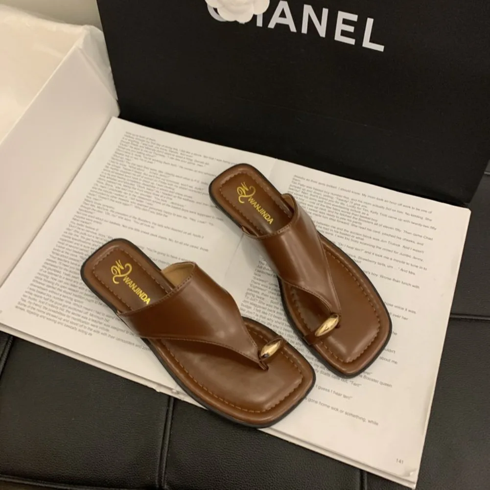 Damen Sommer Flip-Flops mit flacher Sohle, Zehenstegsandalen, eckige Zehenpartie, Kunstleder, weiche Sohle, rutschfeste Schuhe für Strandurlaub und Alltag – Detail 2