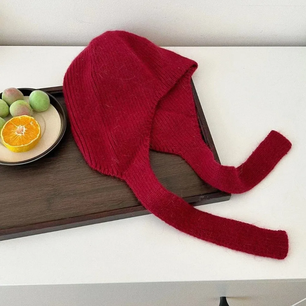 Minimalistische Strickmütze mit Ohrenklappen, winddicht, einfarbig, mit Bindeband, verdicktes Band, koreanischer Stil, trendige Damenmütze. – Detail 9