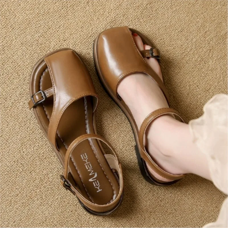 Um novo estilo de sapatos únicos com alça vazada e costas abertas com uma pequena biqueira estilo chanel para sandálias de passeio de verão C591