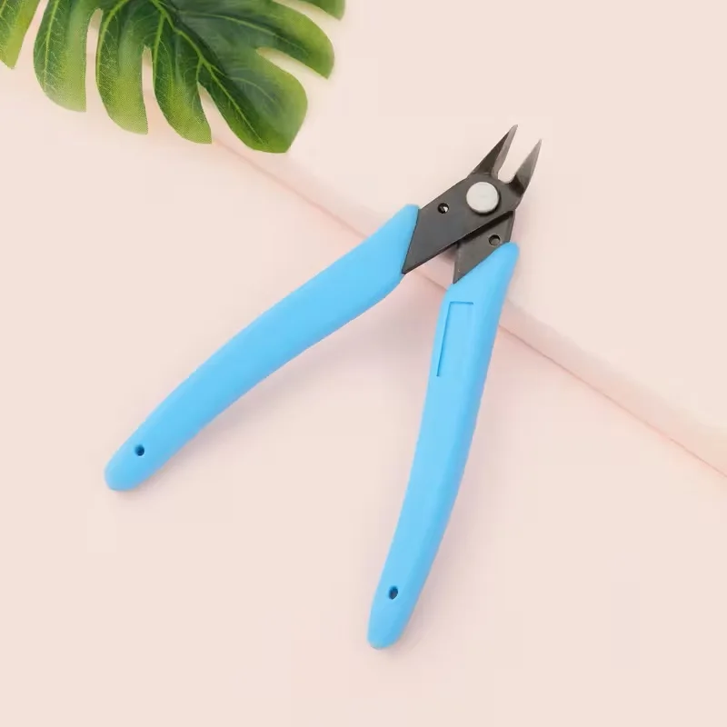 

Инструменты для нейл-арта для снятия декоративных элементов, включая металлические ножницы и прочные плоскогубцы, специально разработанные для крупных декоративных элементов для ногтей на ногах.