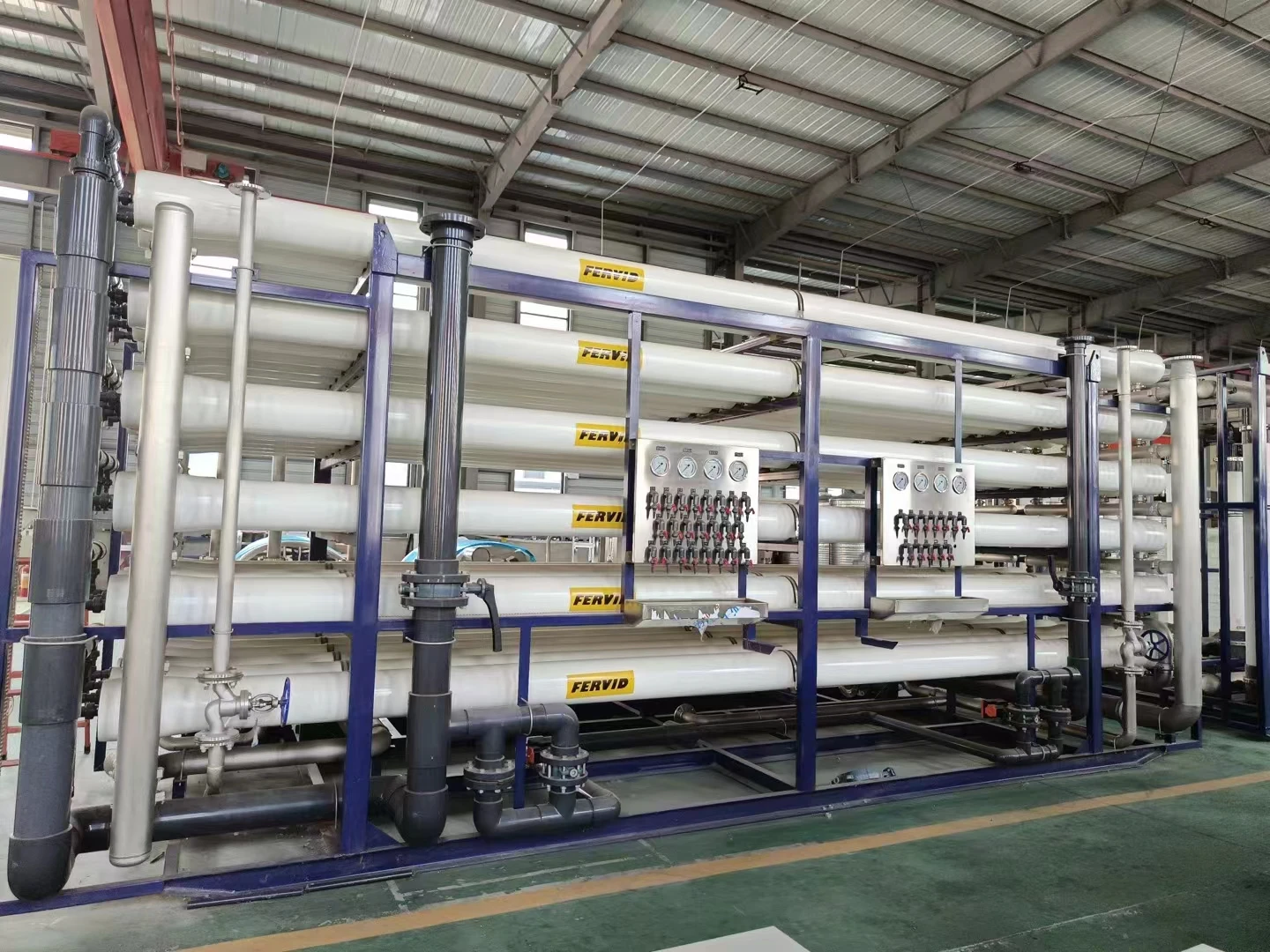 Attrezzatura industriale per il trattamento dell'acqua pura con funzionalità regolabili