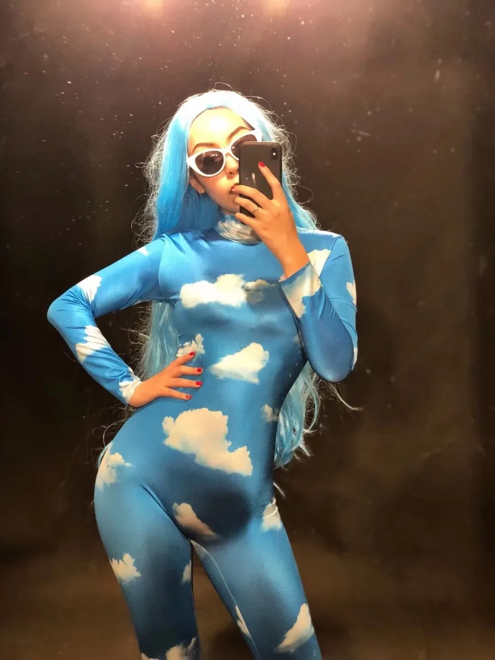 Impreza w klubie nocnym świętuj pokaz tancerz piosenkarka występ kobiety strój sceniczny 3D drukowane błękitne niebo białe chmury seksowny kombinezon