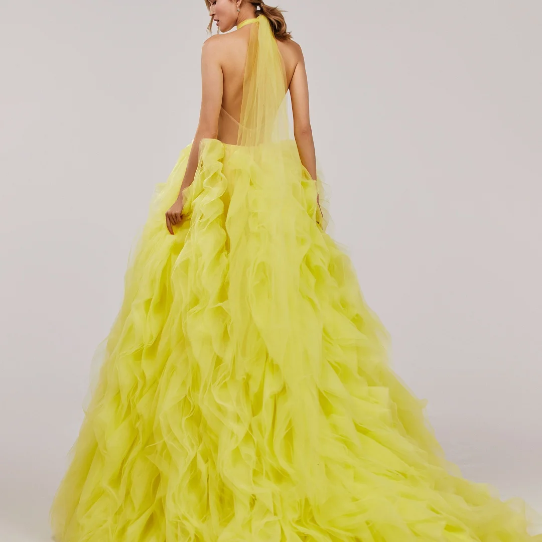 Bella op maat gemaakte gele halternek mouwloze robes de soirée rugloze feestjurken meerlaagse vloerlengte galajurk 2025