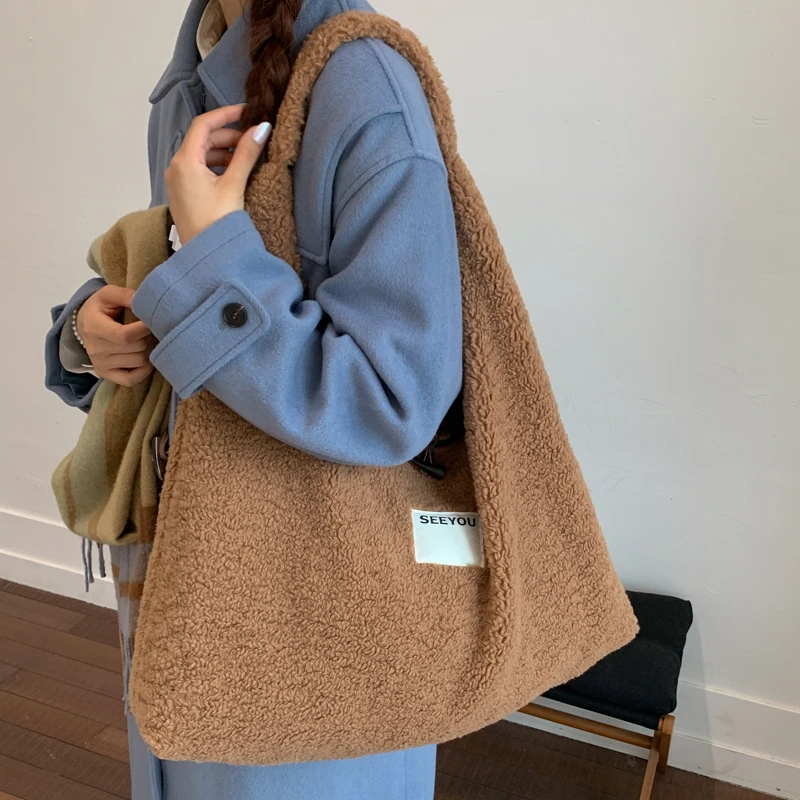 

Large Capacity Women Tote Hobo Handbag Triangle Design Lamb Woole Shoulder Bag Winter Warm Portable Simple Shopping Bag