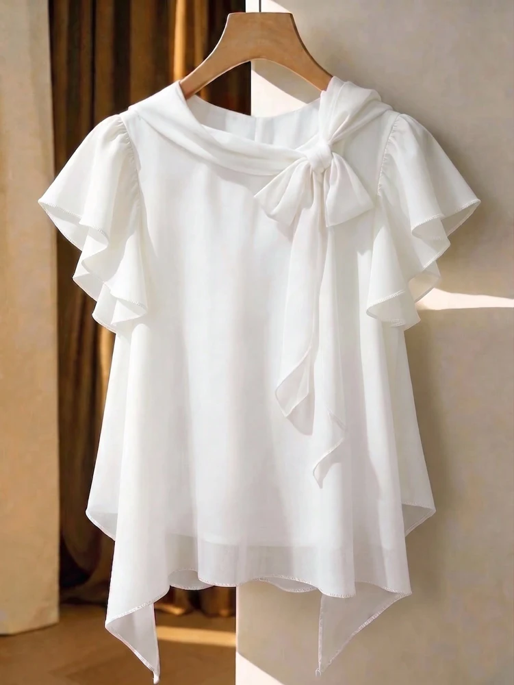 Plus-Size Damen Herbst 2026 Freizeitkleidung, einfarbiges Kurzarmhemd mit Rüschenärmeln, Schleifendetail und asymmetrischem Saum. – Detail 3