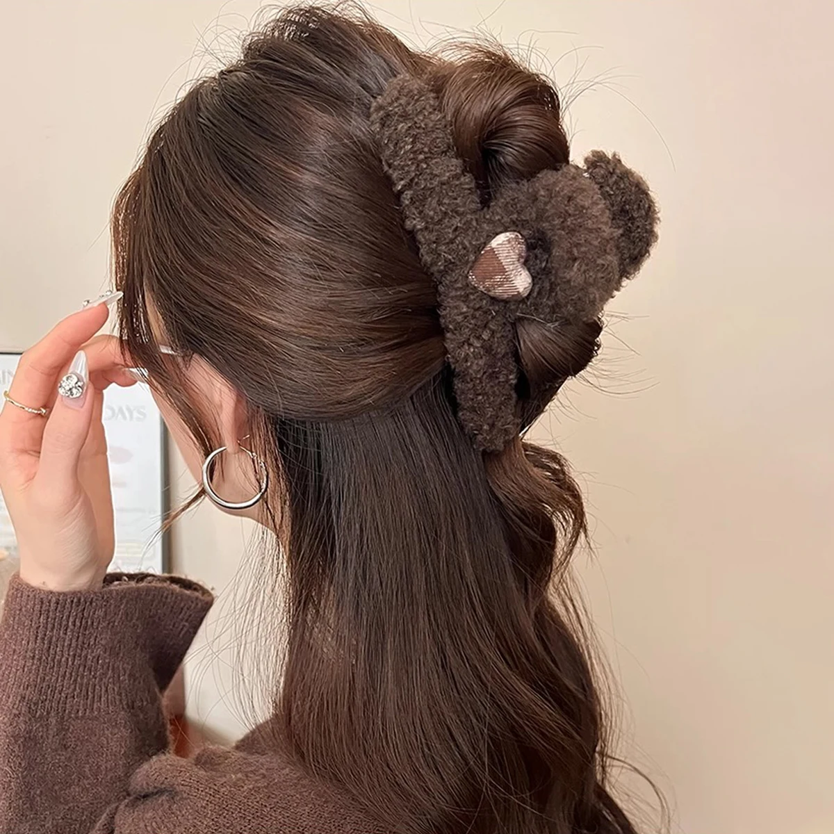 1pc Jepit Rambut Besar Motif Kotak-kotak Hati Domba Bahan Plush untuk Musim Gugur/Dingin, Jepit Model Hiu untuk Bagian Belakang Kepala, Aksesoris Rambut Terbaru 2025