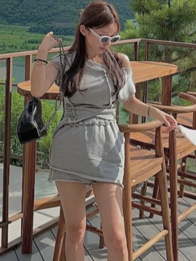 ชุดเซ็ตเสื้อครอปสีพื้นแบบไม่สมมาตร พร้อมกระโปรงขายาว  แฟชั่นฤดูร้อนสำหรับผู้หญิง ไม่มีแบรนด์...