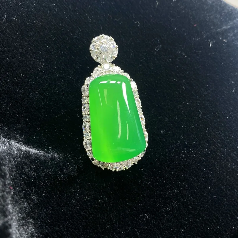 Jade , a new Chinese-style charm, featuring a Brazilian green agate, a peace necklace pendant, and jewelry