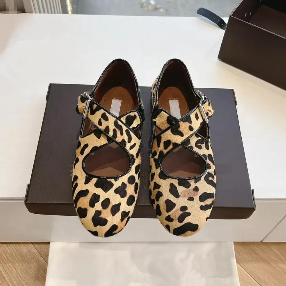 2026 autumn leopard print Mary Jane shoes for women with a single button buckle and flat bottom grandmother shoes, versatile bal