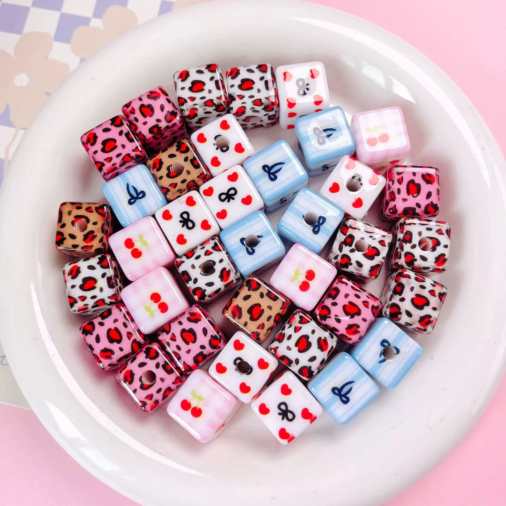 

Акриловые бусины с отверстиями 14 мм, с леопардовым и вишнёвым принтом, для самостоятельного изготовления подвесок, украшений для ручек и других поделок.