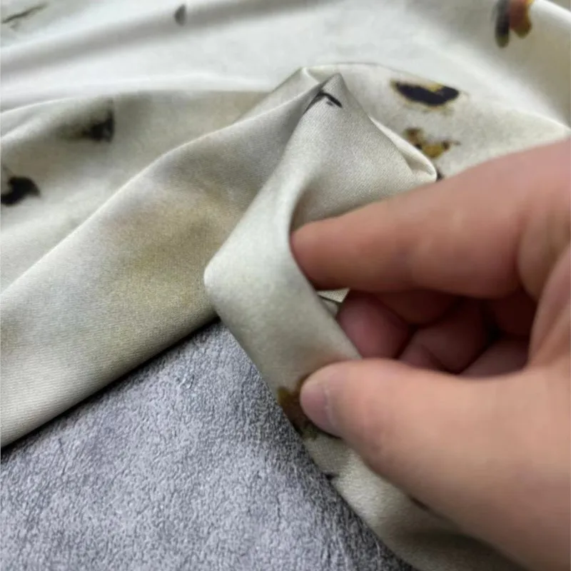 Der Stoff besteht aus hochwertigem, maßgeschneidertem Seiden-Träger-Top-Kleid-Set aus inktwaschbarem, sprühgefärbtem beigem, elastischem Twill