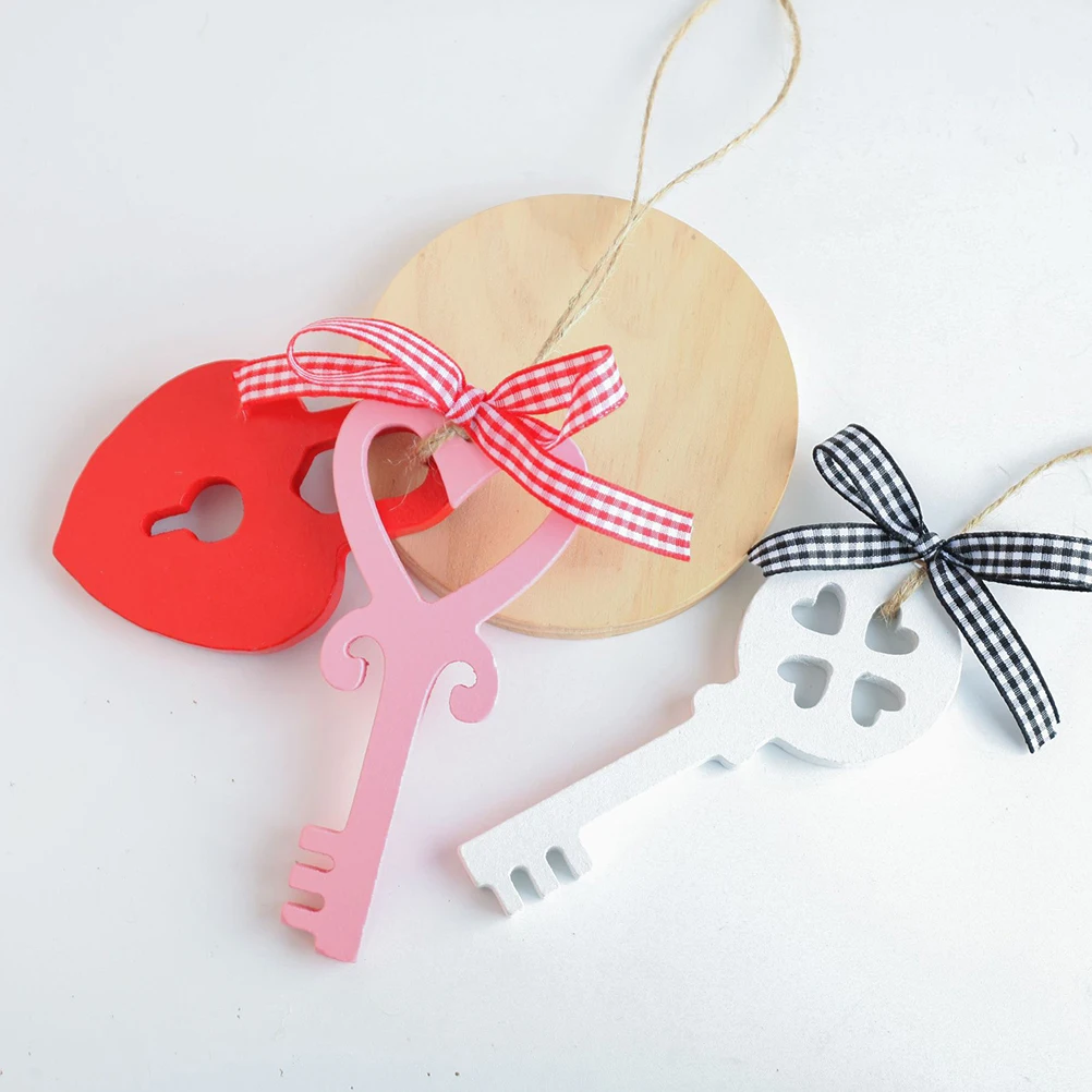 

4pcs Heart Lock Pendant Wood Beads DIY Accessories Valentine Decor Key Shaped Hanging nament Wooden Key Pendant Home