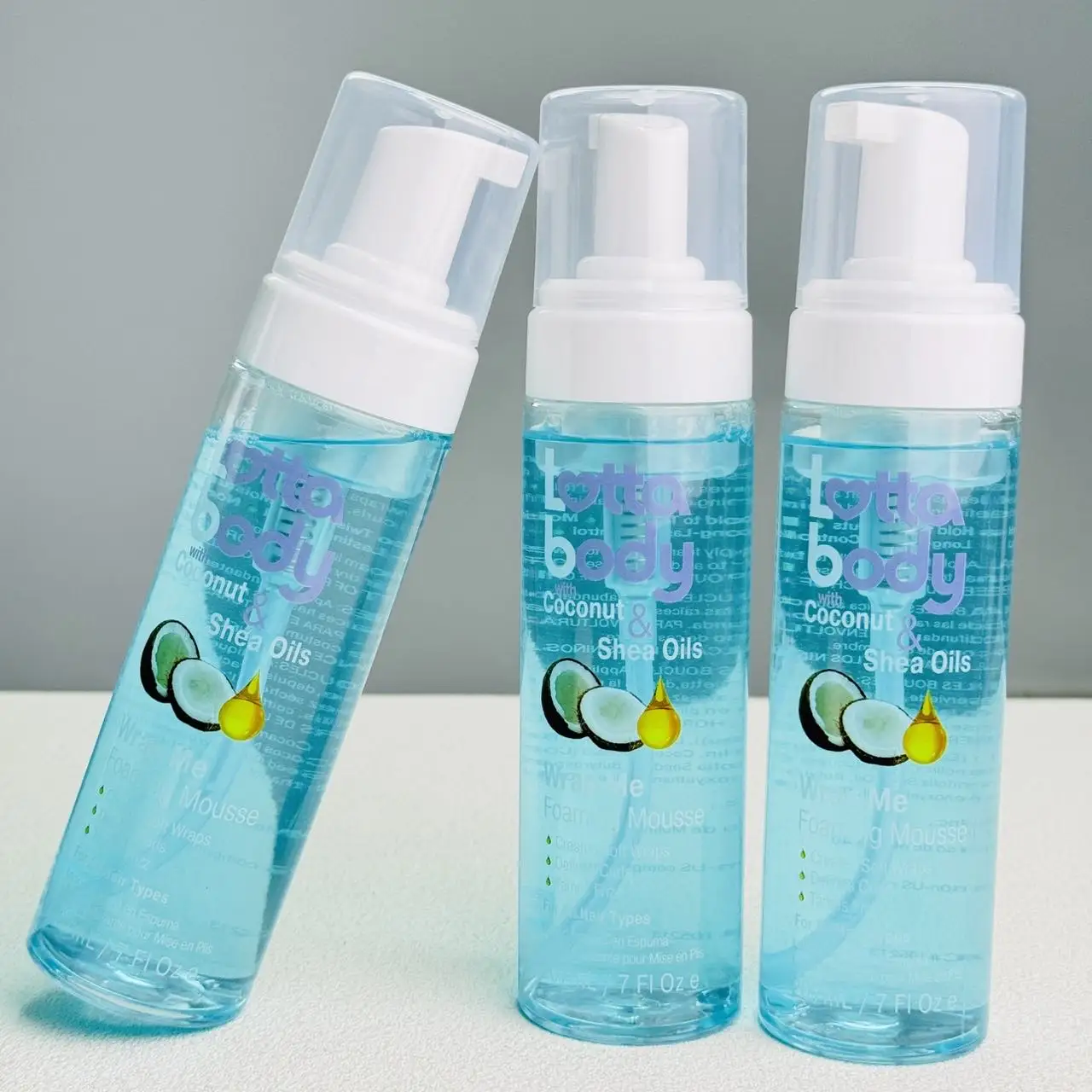 Lotta Body Wrap Me Mousse Espumoso con Coco y Aceite de Karité, Espuma Definidora de Rizos para Todo Tipo de Cabello y Peinados con Pelucas, 207ml