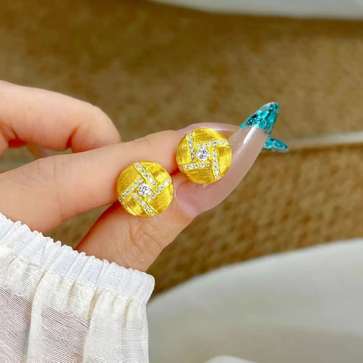 Exquisite Pure Gold Crystal Inlaid Woven Donut 3 Piece Set Women 24K Gold AU999 Advanced Texture and Noble view 3