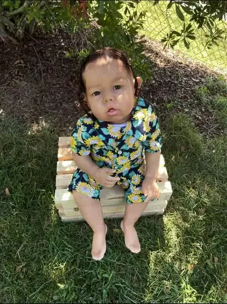 Muñeca Reborn Baby Liam de 28 pulgadas, suministro limitado personalizado, piel oscura, ya terminada, con diferentes vestidos