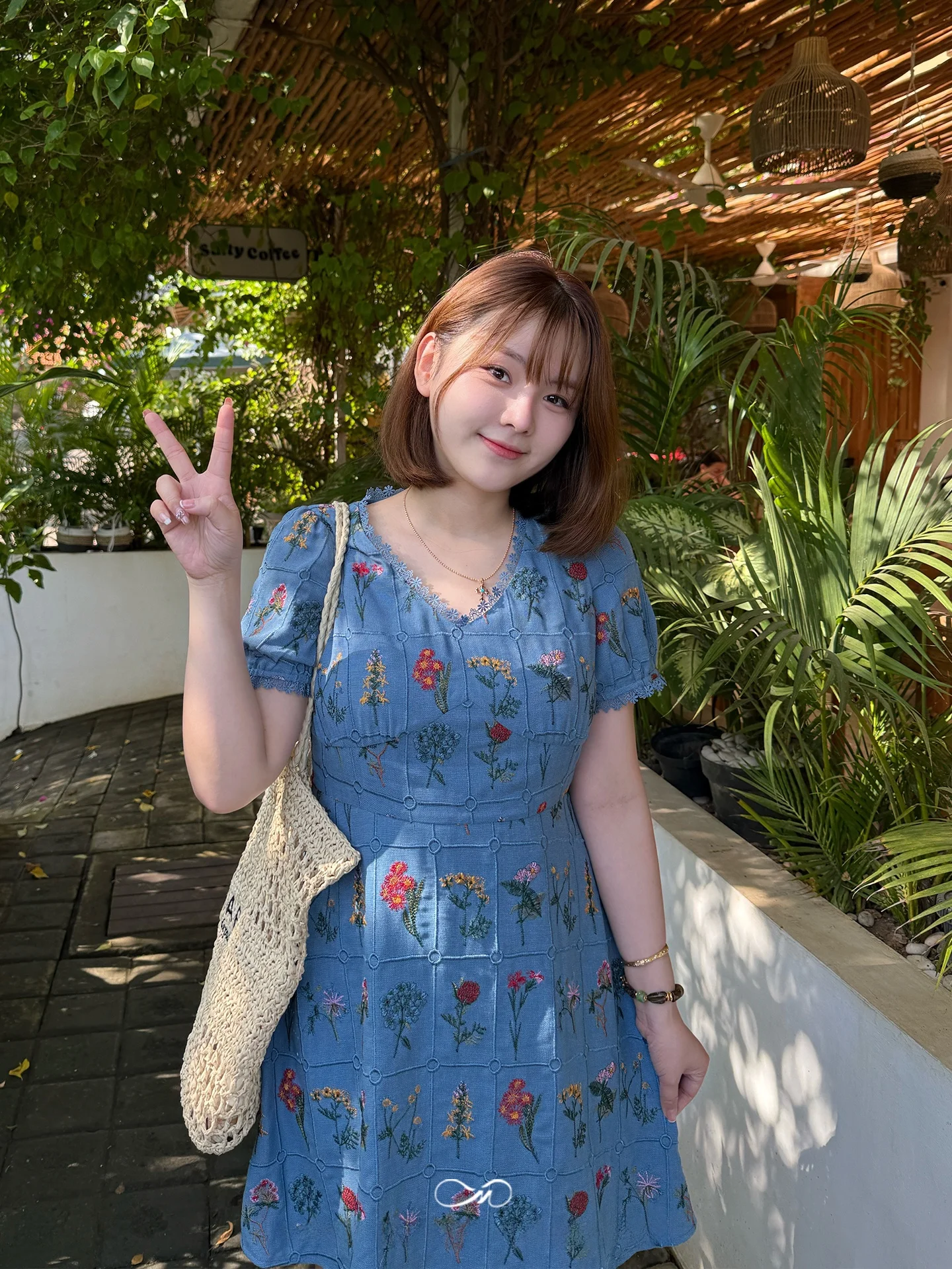 

Slimming Effect Heavy Embroidery Strap Dress Large Size Women's Fashion Commute Style V-Neck Mid-Length A-Line Dress