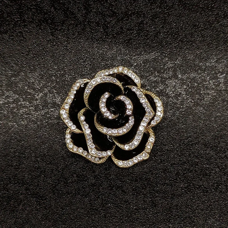 Broche de camélia para mulheres, com um visual moderno e sofisticado. Apresenta um design de nicho e um broche retrô estilo chanel