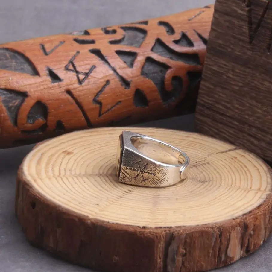 925 sterling silver Thor’s Hammer Mjölnir and vegvisir ring as gift with vintage wood viking box