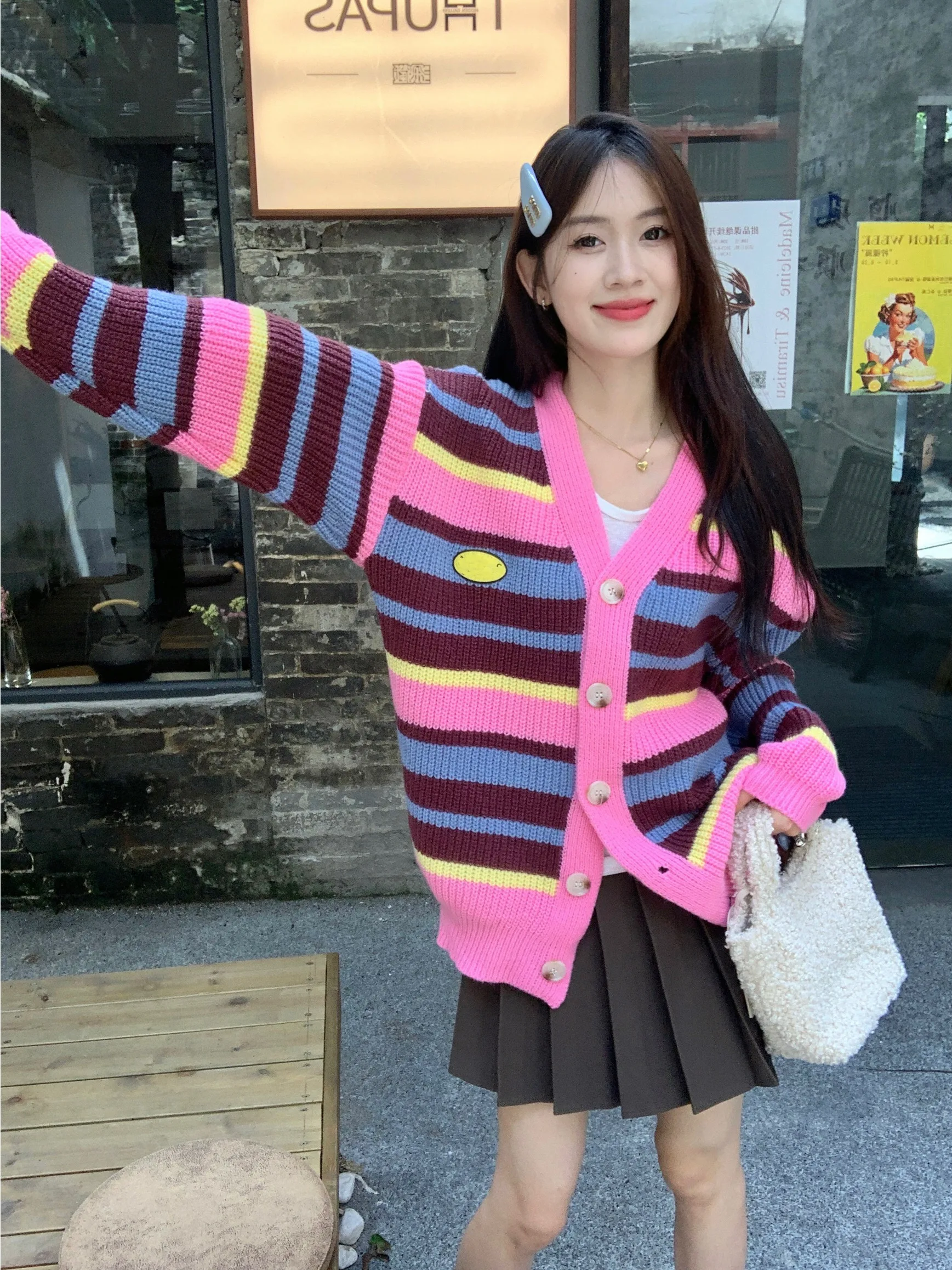 เสื้อโค้ทไหมพรมลายทางหวานๆ สำหรับผู้หญิง ฤดูใบไม้ร่วง ฤดูหนาว ทรงหลวม สไตล์ลำลอง สีตัดกัน คอวี ติดกระดุม รุ่น Thiened