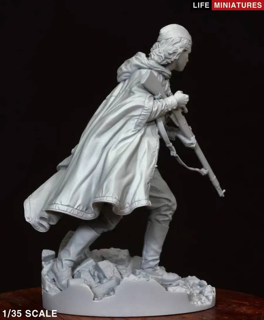 1/35 WWII Soviet Female Sniper Resin Figurine Military Theme Unassembled and Uncolored