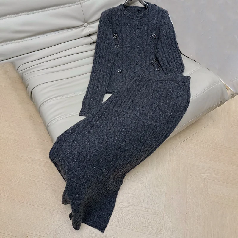 Wysokiej jakości damskie komplety dwuczęściowe ze spódnicą do połowy łydki i dziergany sweter z kardiganem zdobionym koralikami, styl retro i luksusowy 251107122