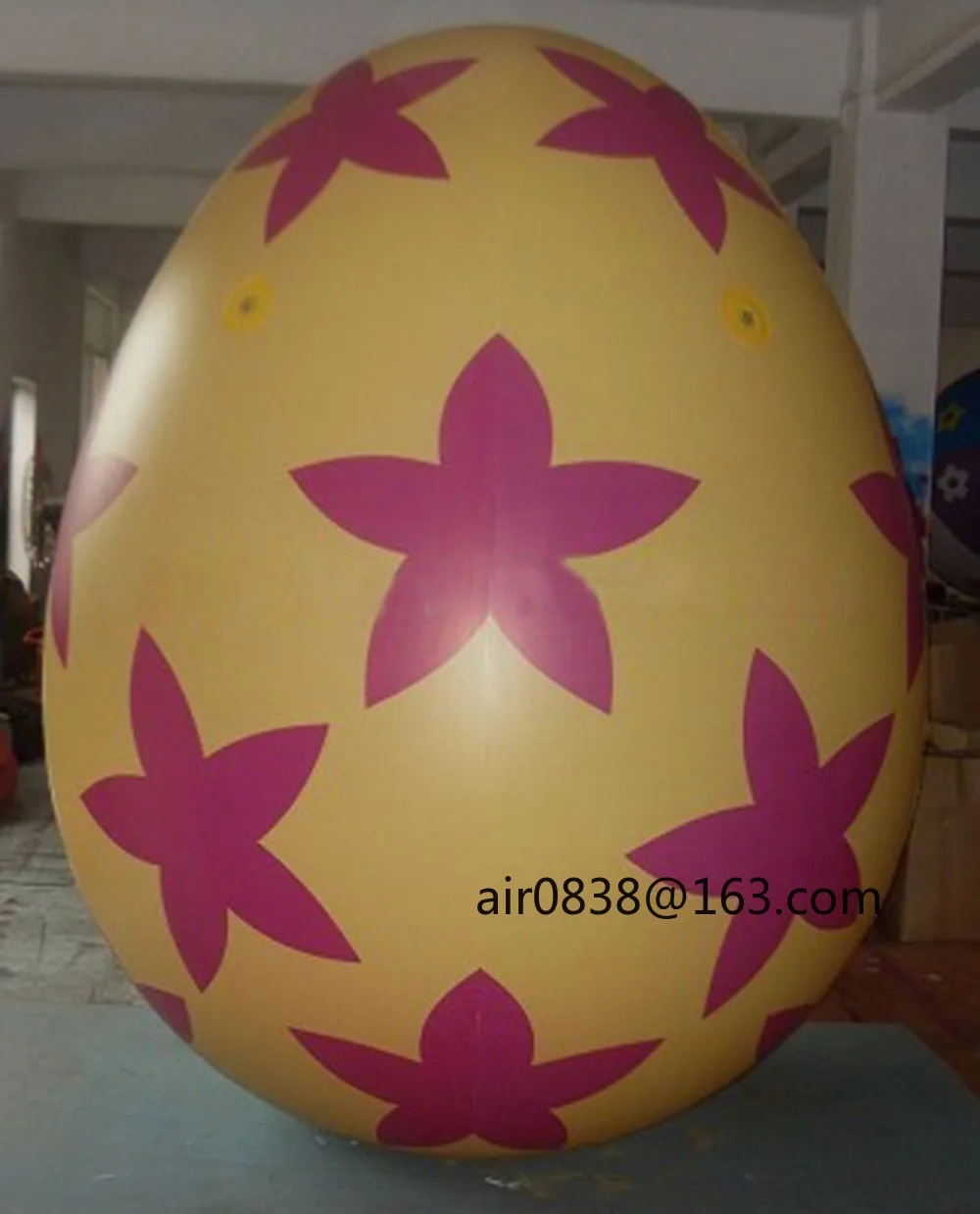 Dostosowany gigantyczny nadmuchiwany balon z jajkiem wielkanocnym z dmuchawą do dekoracji świątecznych na Wielkanoc